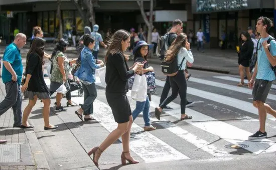New York, Mỹ đề xuất cấm hành vi vừa đi bộ vừa nhắn tin