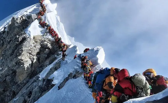 Xếp hàng chờ leo lên Everest, 2 người chết