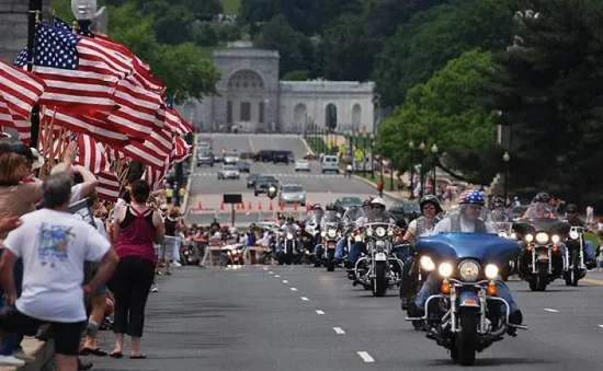 Hàng nghìn tay lái tham gia diễu hành mô tô Rolling Thunder