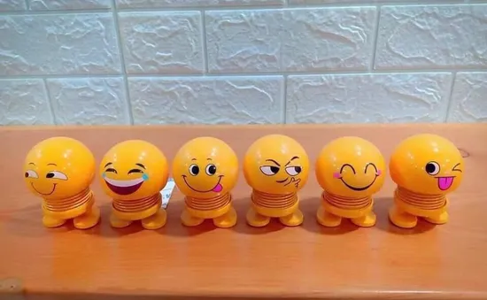 Đồ chơi thú nhún Emoji lò xo được giới trẻ 'săn đón" bởi những biểu cảm đáng yêu