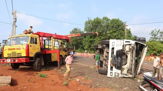 Lật xe container chở 32 tấn hạt điều, người dân phụ thu gom với tài xế trong đêm vắng