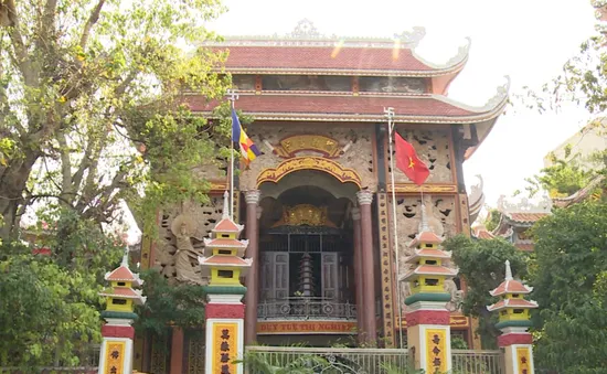"Bệnh viện" miễn phí trong sân chùa