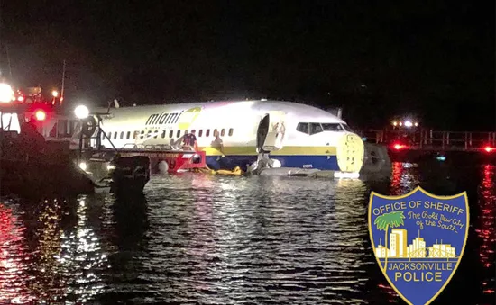Mỹ điều tra nguyên nhân máy bay Boeing 737 lao xuống sông