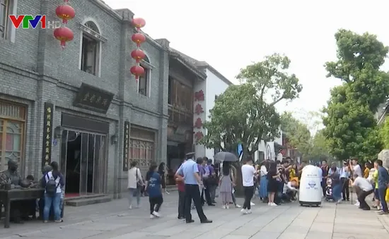 Trung Quốc ra mắt robot cảnh sát công nghệ cao