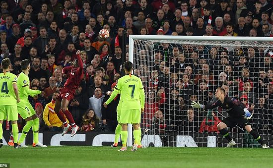 Thua thảm khó tin, fan Barcelona trút cơn thịnh nộ lên cựu sao Liverpool