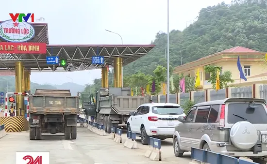 Nhiều lái xe chặn trạm thu phí BOT Hòa Lạc - Hòa Bình
