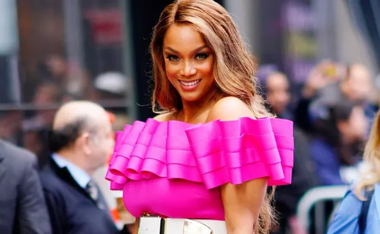 Tyra Banks rạng rỡ trên bìa tạp chí Sports Illustrated Swimsuit