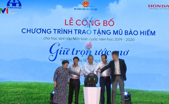 Tặng mũ bảo hiểm cho học sinh lớp 1 năm học 2019 - 2020