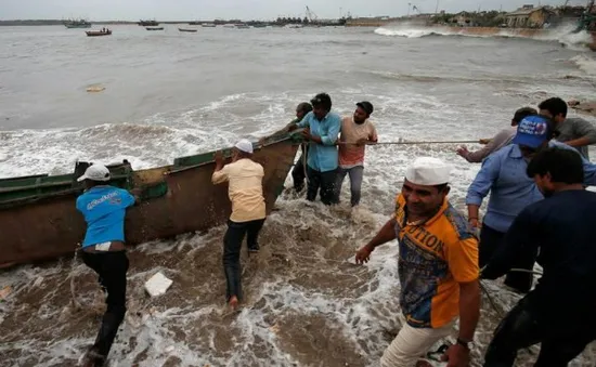 Ấn Độ sơ tán hàng trăm nghìn người tránh bão Vayu