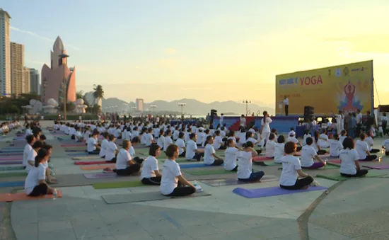 Hơn 500 người tham gia luyện tập, biểu diễn yoga ở Nha Trang