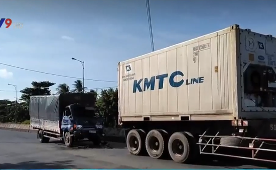 Tông vào xe đầu kéo, tài xế xe tải thoát chết ngoạn mục