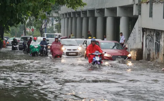 Nhiều tuyến đường ở TP.HCM ngập nặng do mưa lớn