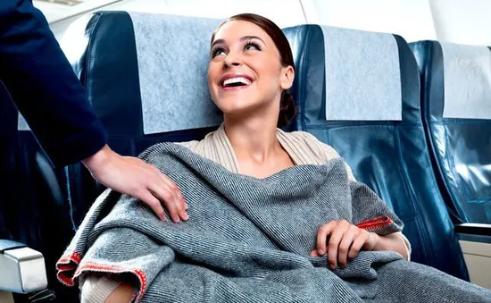 Chăn trên máy bay có được giặt sạch sau mỗi chuyến bay?