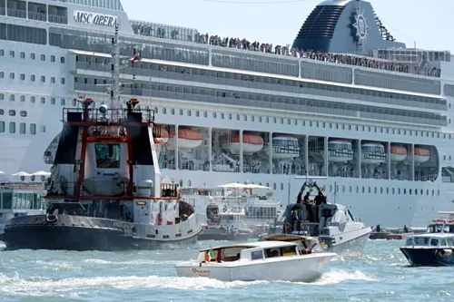 Tàu du lịch mất lái đâm vào bến tàu ở Venice