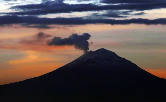 Núi lửa phun trào trong đêm tại Mexico