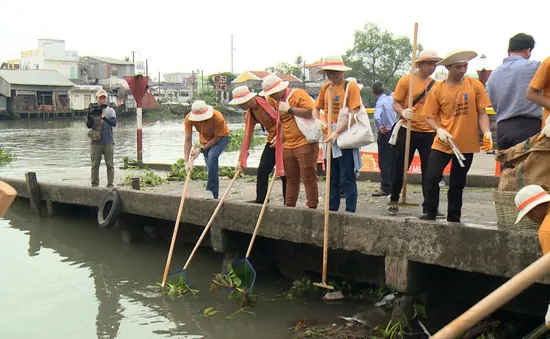 Vĩnh Long: Dọn rác trên sông trong Ngày Môi trường Thế giới