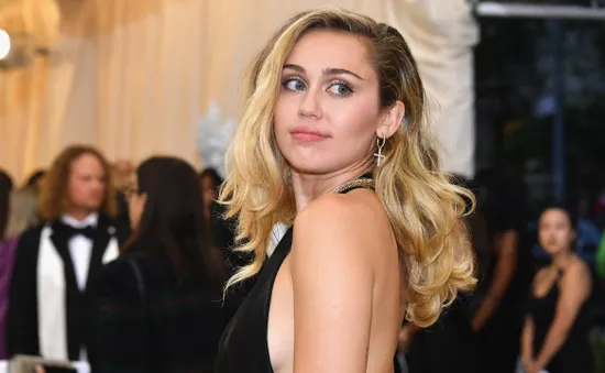 Bị fan cuồng sàm sỡ giữa đám đông, Miley Cyrus phẫn nộ