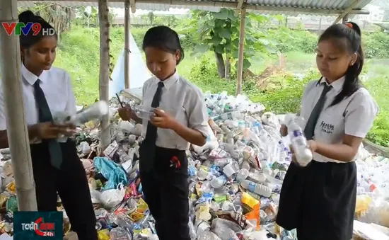Ấn Độ: Đóng học phí bằng rác thải nhựa