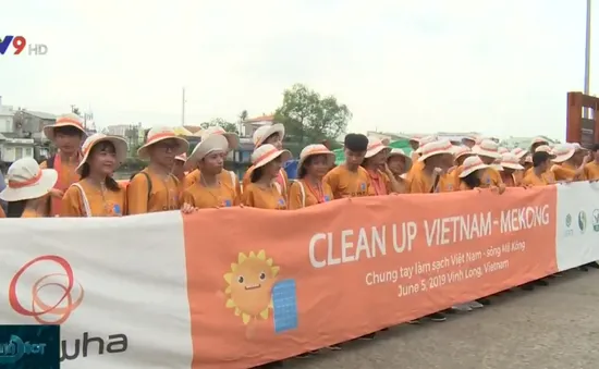 Chung tay làm sạch sông Mekong