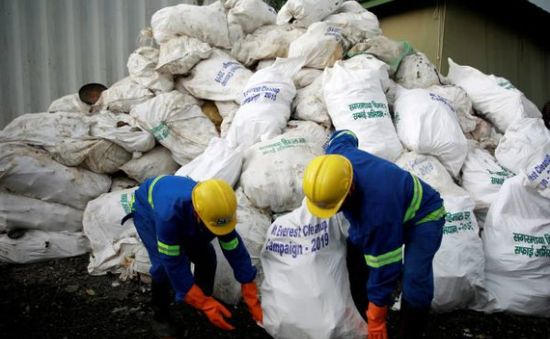 Tìm thấy 4 thi thể và 11 tấn rác khi dọn dẹp núi Everest