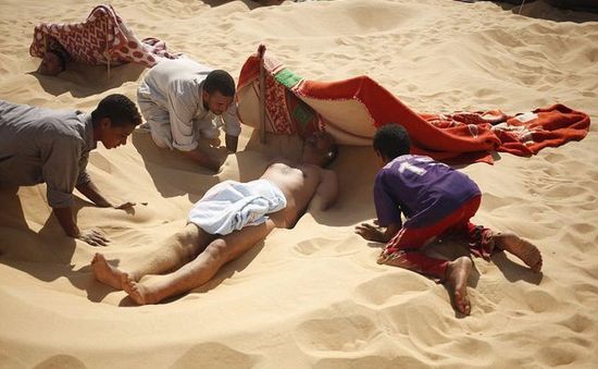 Liệu pháp tắm cát giữa mùa hè sa mạc