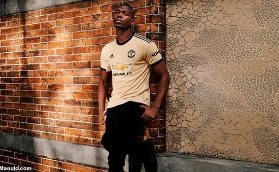 Chưa sang Real Madrid, Pogba làm mẫu chính ra mắt áo đấu cho Man Utd