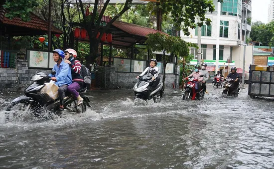 Bắc Bộ oi nóng, Nam Bộ mưa diện rộng, cảnh báo ngập úng đô thị