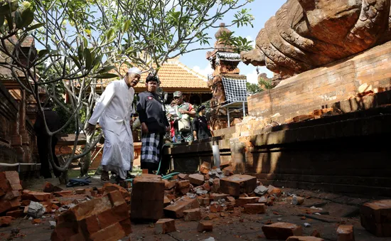 Hàng nghìn người sơ tán sau trận động đất 7,3 độ ở miền Đông Indonesia