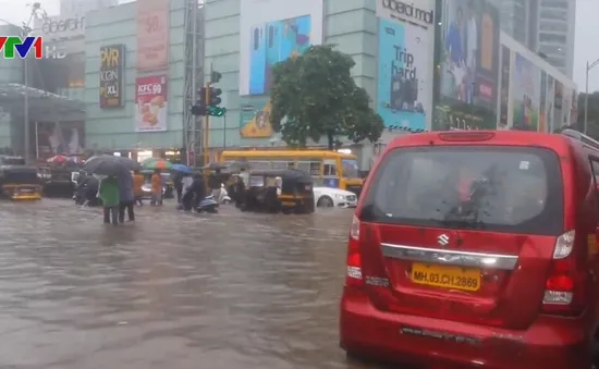 Mưa lớn gây ngập lụt tại Mumbai, cuộc sống người dân đảo lộn