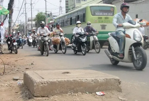 Hàng nghìn hố ga trên đường Hà Nội hư hỏng, xuống cấp