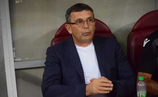 HLV Dinamo Bucharest lên cơn đột quỵ ngay trong trận đấu