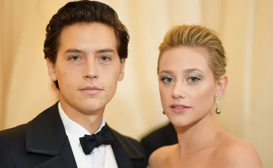 Hậu chia tay, Cole Sprouse và Lili Reinhart tránh mặt, đòi phỏng vấn riêng