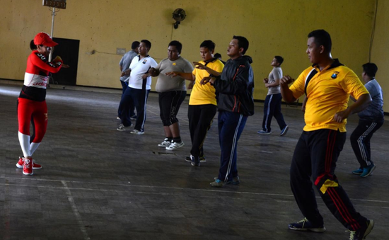 Cảnh sát Indonesia nỗ lực tập luyện để giảm cân
