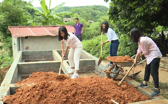 Quỹ Tấm lòng Việt và du học sinh Mỹ khoác chiếc áo mới cho điểm trường vùng cao