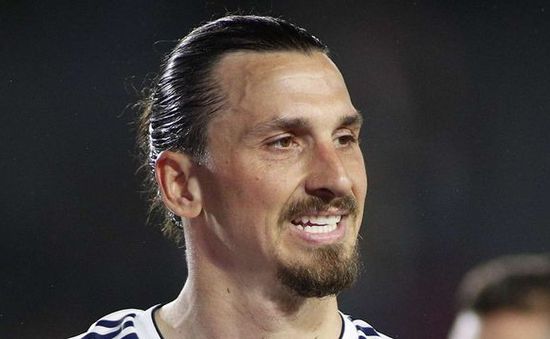 Lĩnh trọn cú thúc cùi chỏ của Ibrahimovic, cầu thủ nhập viện vì nứt xương sọ