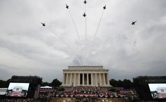 "Chim ăn thịt" F-22, oanh tạc cơ B-2 tung cánh trong ngày Quốc khánh Mỹ