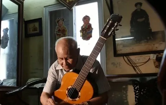 Nghệ sĩ thất cầm dành trọn cuộc đời cho guitar cổ điển