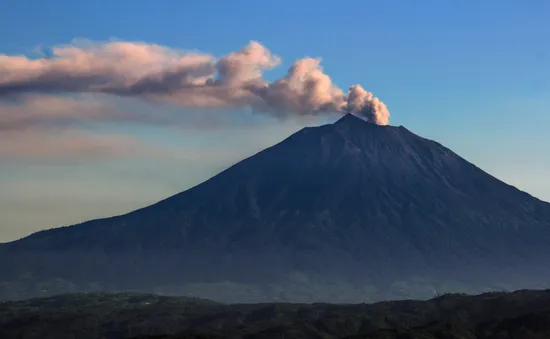 Indonesia cảnh báo an toàn bay do núi lửa phun trào