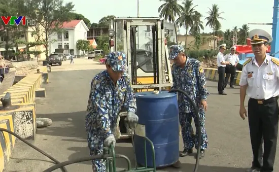 Hải quân Việt Nam làm điểm tựa cho ngư dân vươn khơi