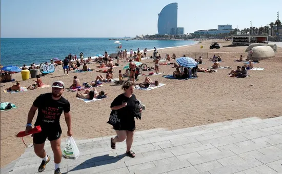 Sơ tán bãi biển tại Barcelona, Tây Ban Nha do phát hiện bom