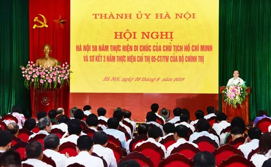 Cán bộ phải nêu gương trong phụng sự nhân dân