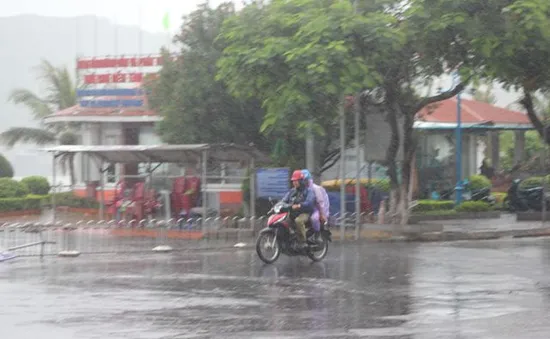 Bão số 3 suy yếu thành áp thấp nhiệt đới gây mưa lớn ở Hải Phòng