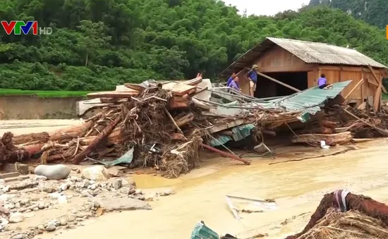 Tiếng khóc xé lòng của gia đình có người thân mất tích sau mưa lũ ở Thanh Hóa