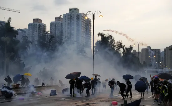 Biểu tình ở Hong Kong làm nhiều chuyến bay từ Việt Nam bị chậm, hủy