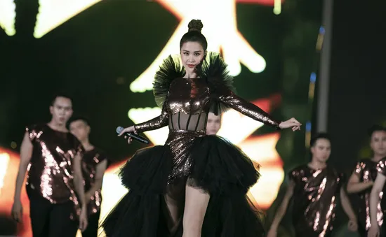 Đông Nhi diện váy cầu kỳ hát "Tóc nâu môi trầm" remix