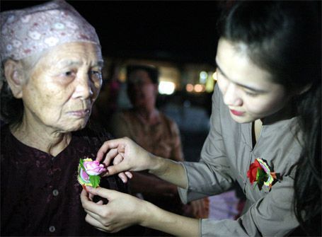 Xúc động chương trình nghệ thuật “Bông hồng cài áo”