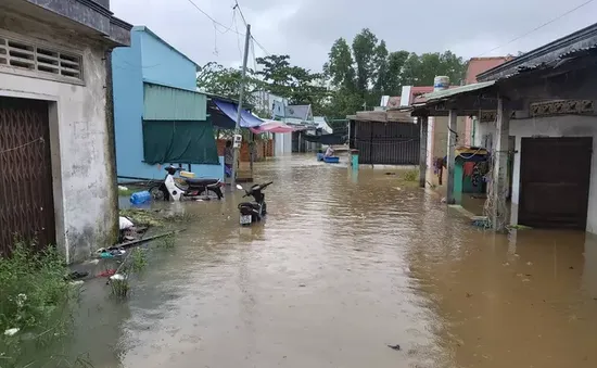 Nhiều nơi ở Phú Quốc tiếp tục ngập sâu do mưa lớn