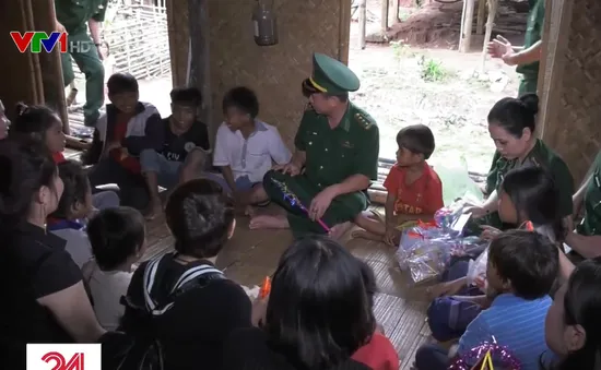 BĐBP Quảng Bình tặng quà Trung thu cho trẻ em vùng lũ