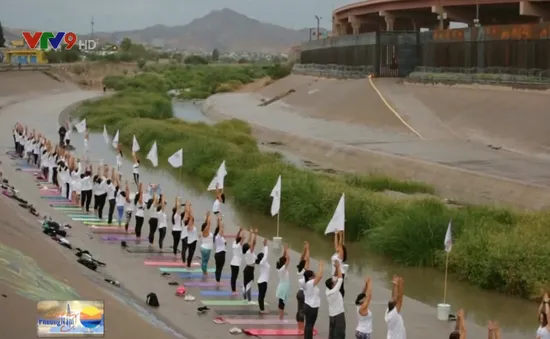 Trình diễn yoga tập thể kêu gọi không xây tường biên giới Mỹ - Mexico
