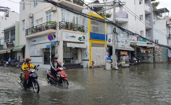 Triều cường gây ngập ở Cần Thơ và TP.HCM